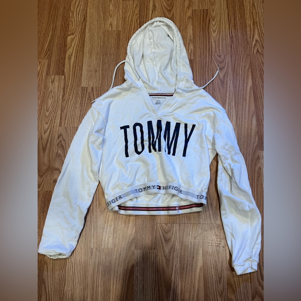 Women’s Cropped Tommy Hilfiger Sweatshirt size small
